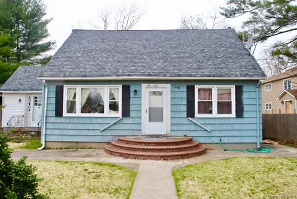 $2,325 | 117 Blydenburg Avenue, Unit B, Smithtown, NY 11787