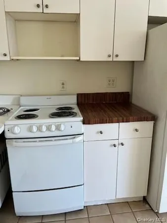 $2,325 | 117 Blydenburg Avenue, Unit B, Smithtown, NY 11787