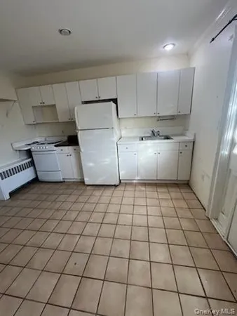 $2,325 | 117 Blydenburg Avenue, Unit B, Smithtown, NY 11787