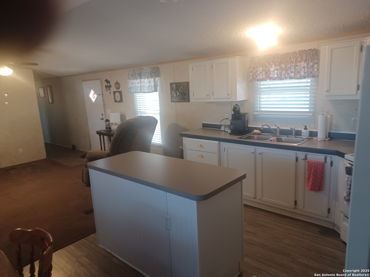 400 Dr Pleasanton, TX 78064 - Photo 4 of 14 a kitchen with granite countertop a sink a stove and cabinets