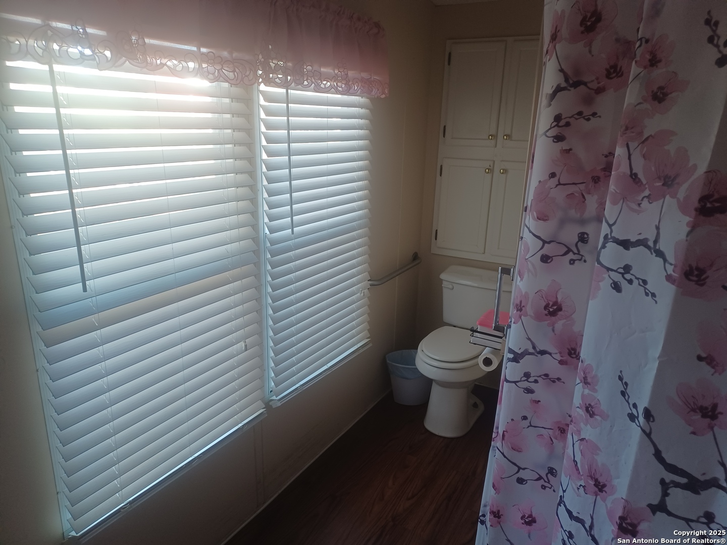 400 Dr Pleasanton, TX 78064 - Photo 8 of 14 a bathroom with a toilet and a shower curtain