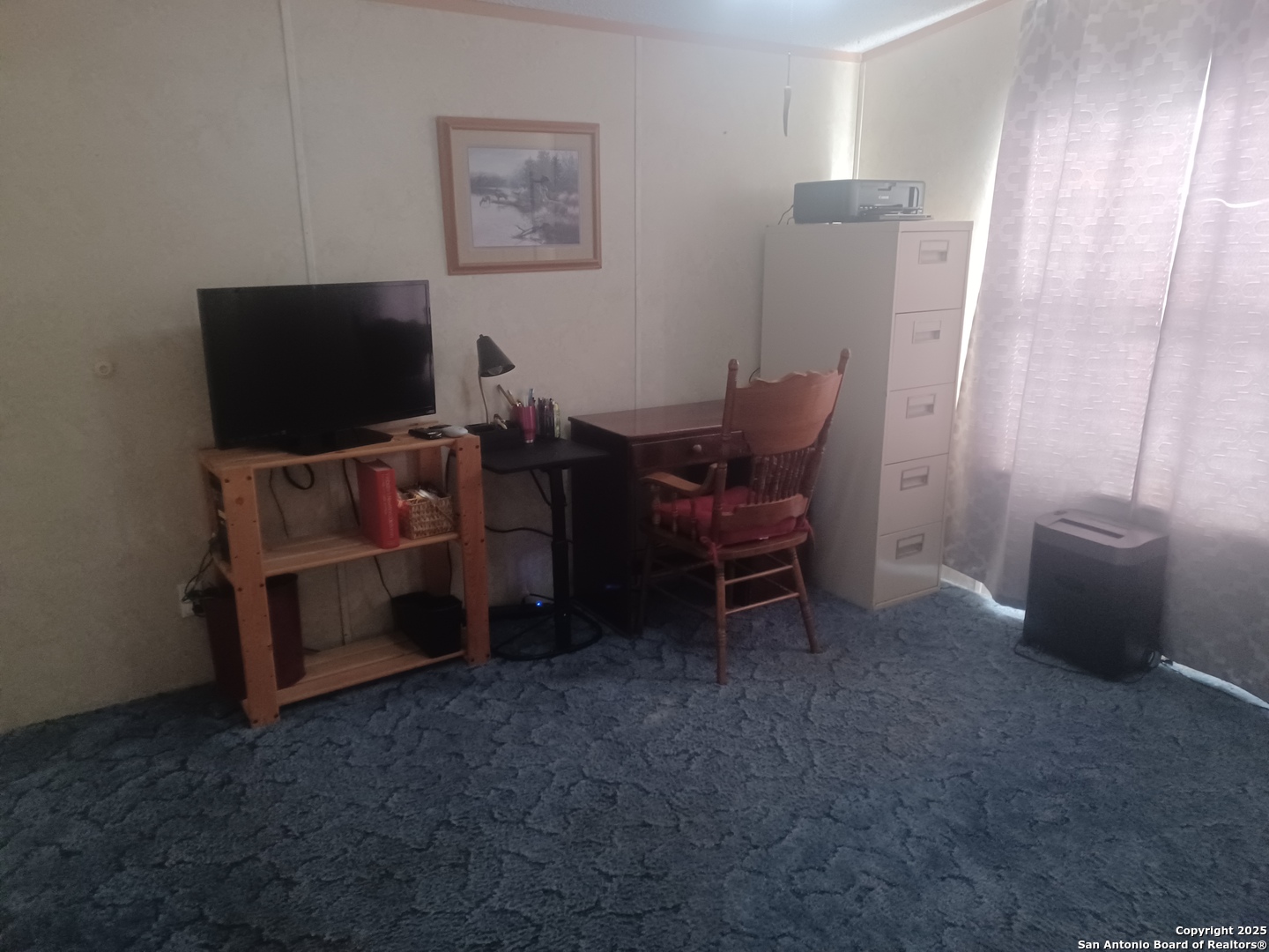 400 Dr Pleasanton, TX 78064 - Photo 10 of 14 a living room with furniture and a flat screen tv