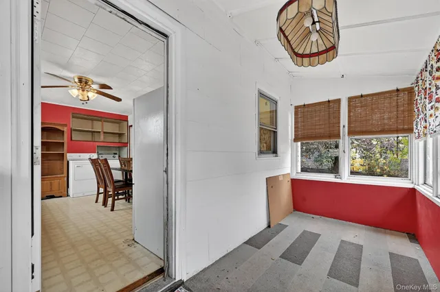 a view of livingroom with furniture