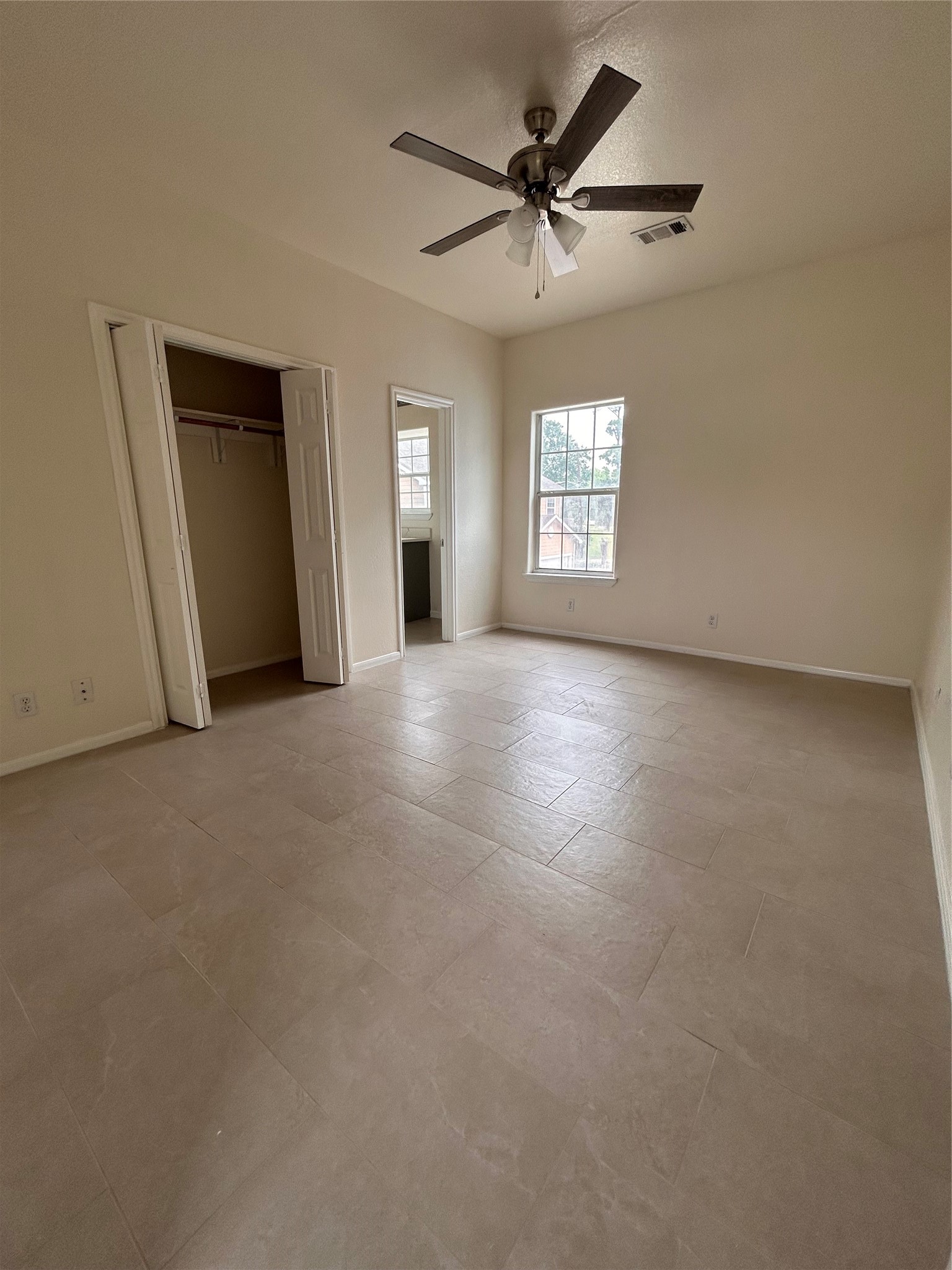 6841 Larkstone Street, Unit B Houston, TX 77028 - Photo 4 of 11 a view of a livingroom with a ceiling fan and window