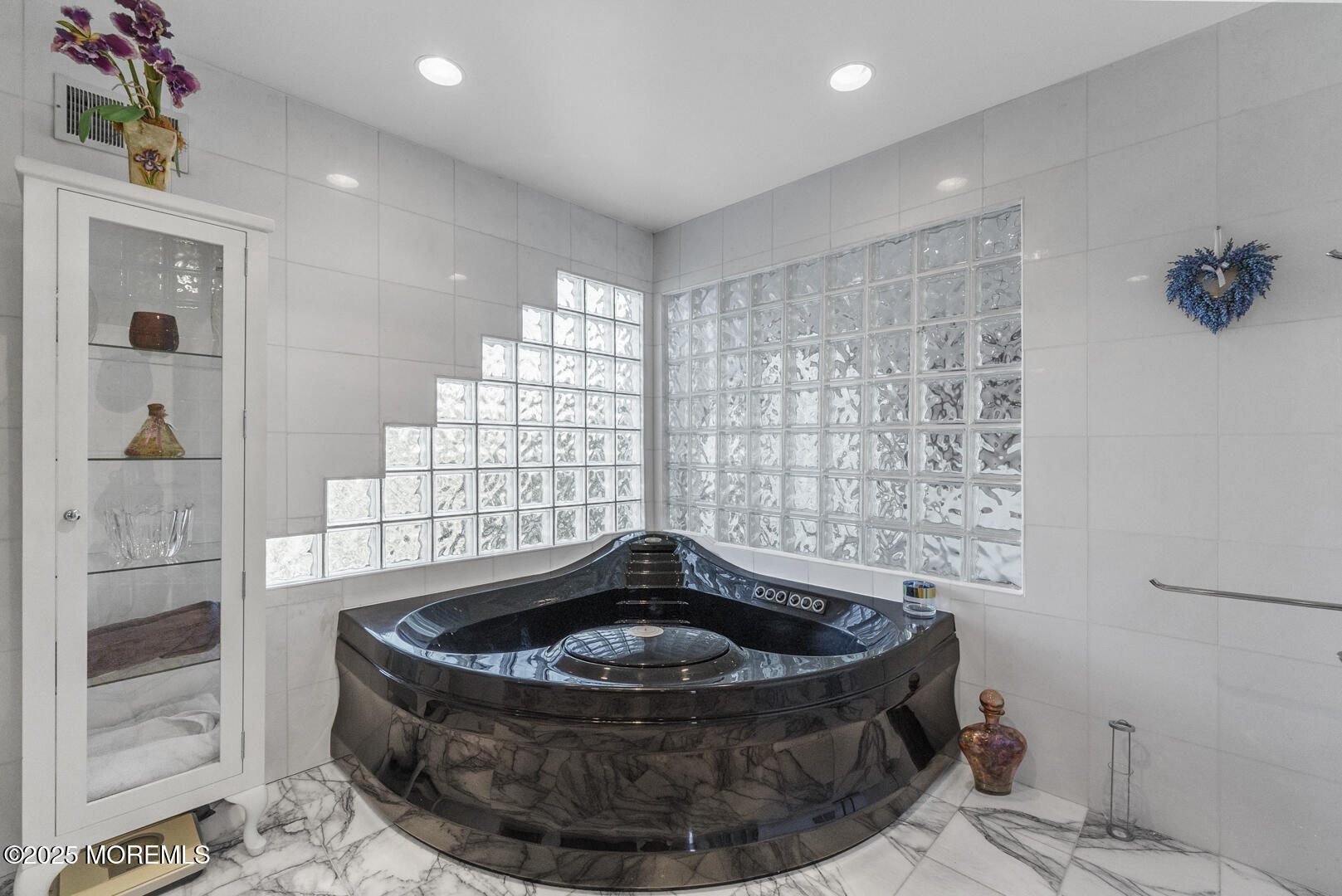 18 Schoolhouse Road Cream Ridge, NJ 08514 - Photo 52 of 136 a bathroom with a sink and bathtub