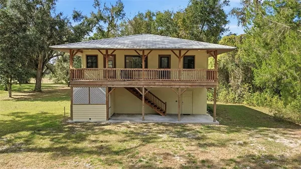 a view of a house with backyard
