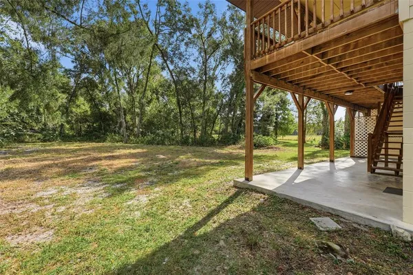 a view of a backyard