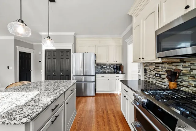 $565,000 | 25143 West Glen Oaks Lane, Shorewood, IL 60404