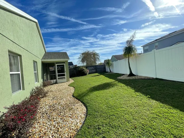 a view of a backyard