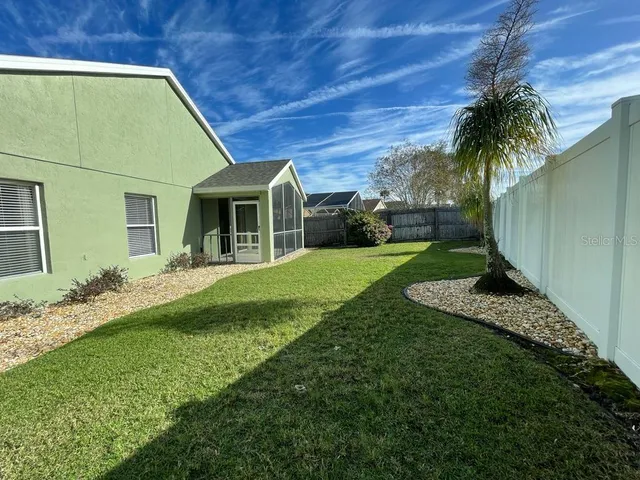 a view of a backyard