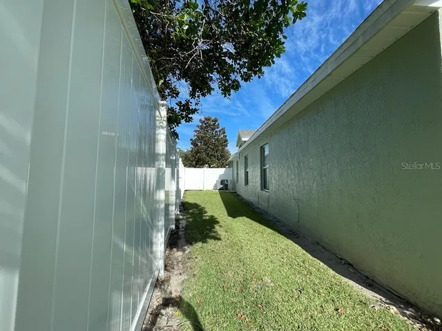 a view of a backyard