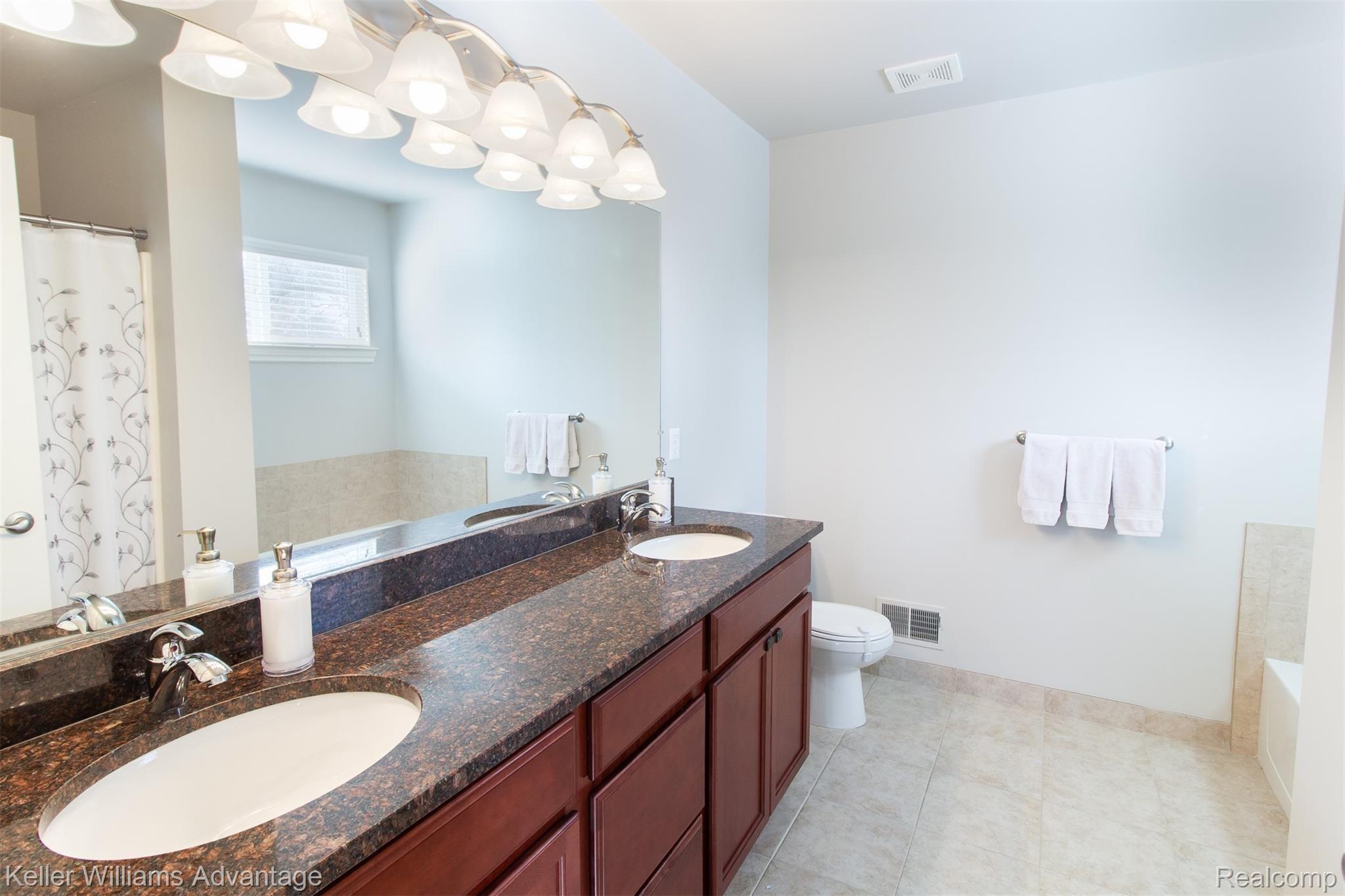29447 Geraldine Road Farmington, MI 48336 - Photo 19 of 35 GeraldineRd_29447_MasterBath_01.jpg