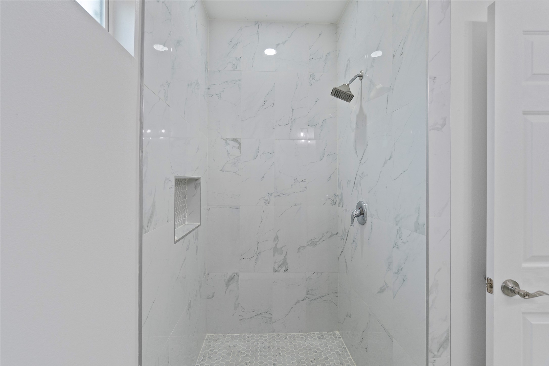 23232 Val Verde Edcouch, TX 78538 - Photo 9 of 19 a bathroom with a shower