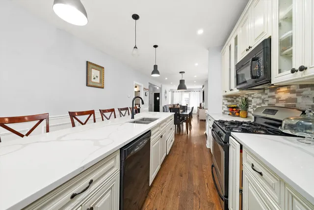 a view of entryway and kitchen
