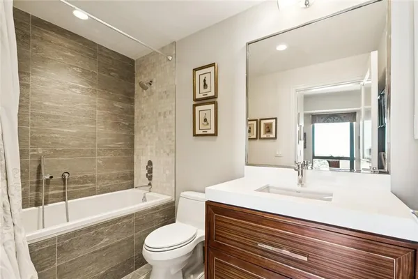 $6,200,000 | 2 Canal Street, Unit 2505, New Orleans, LA 70130