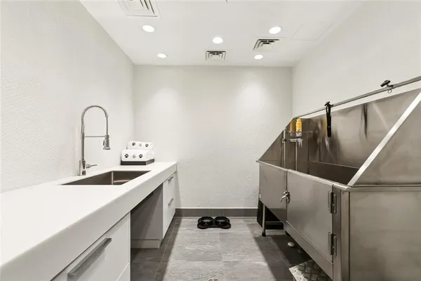 $6,200,000 | 2 Canal Street, Unit 2505, New Orleans, LA 70130