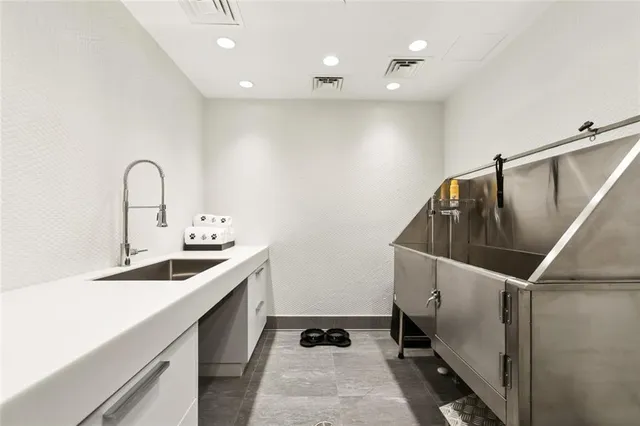 $6,450,000 | 2 Canal Street, Unit 2505, New Orleans, LA 70130