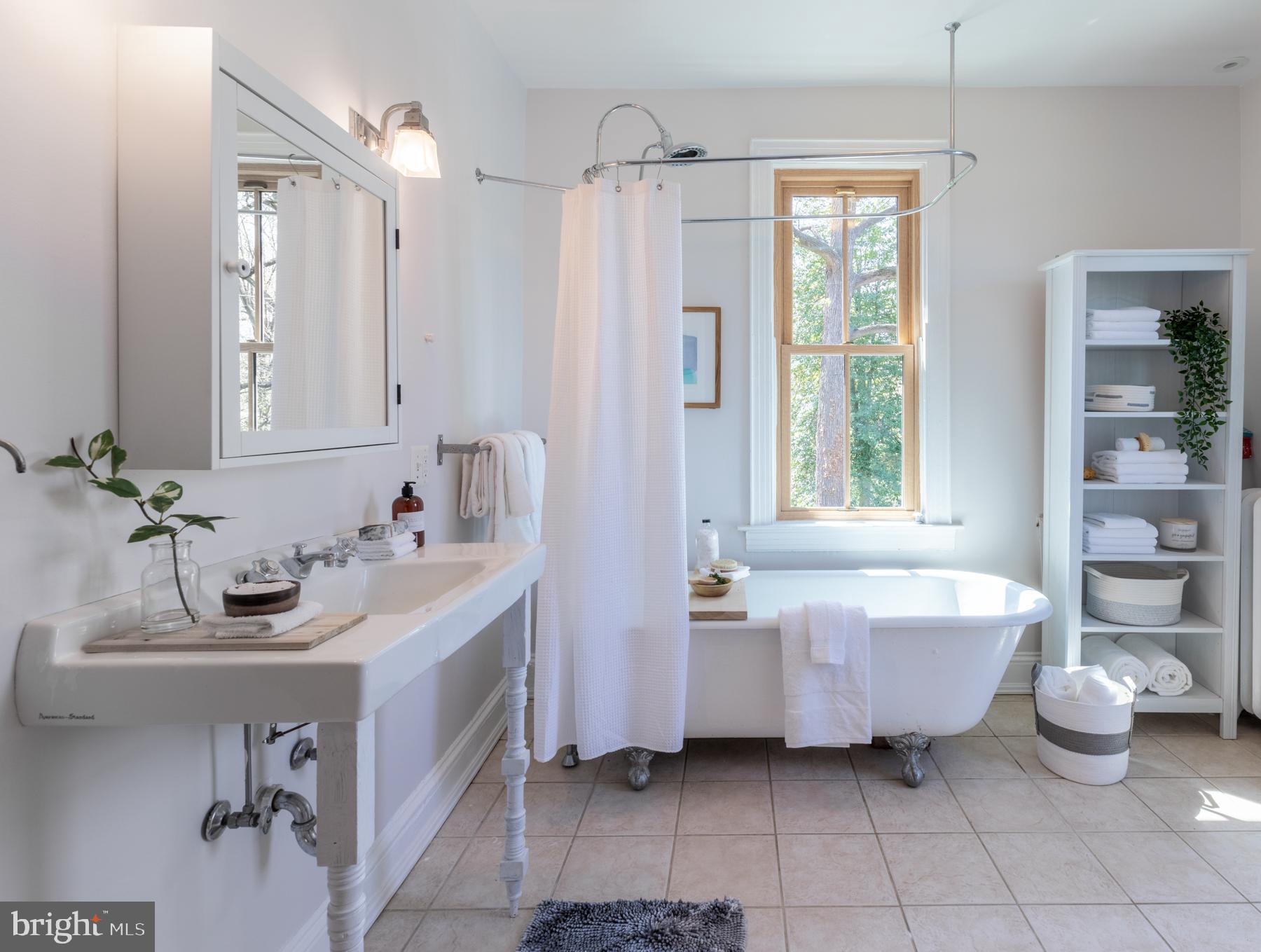 1239 Perry Street Northeast Washington, DC 20017 - Photo 22 of 36 Beautiful corner bath