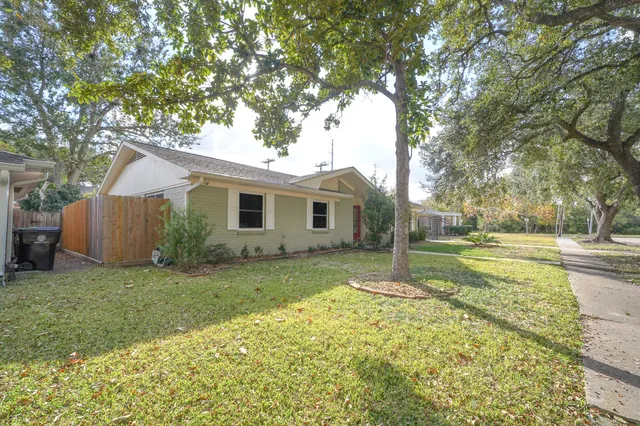 $2,300 | 5471 Loch Lomond Drive, Houston, TX 77096