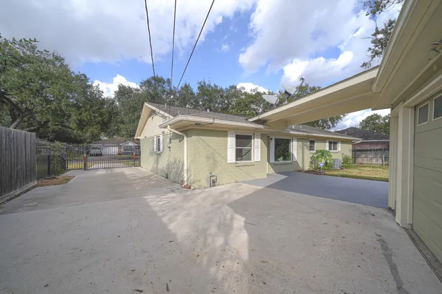 $2,300 | 5471 Loch Lomond Drive, Houston, TX 77096