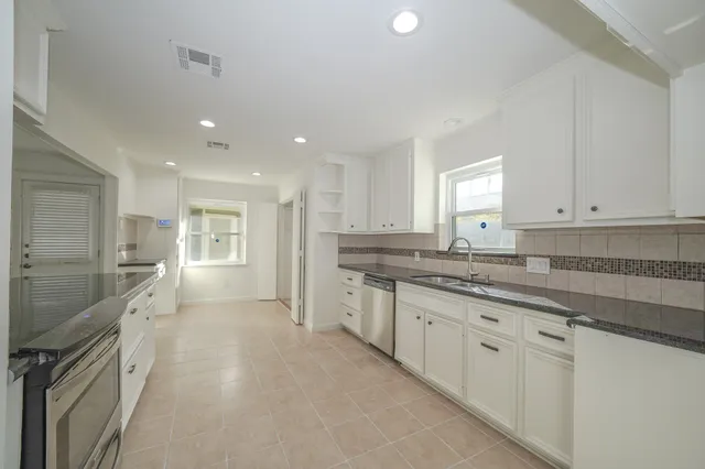 $2,300 | 5471 Loch Lomond Drive, Houston, TX 77096