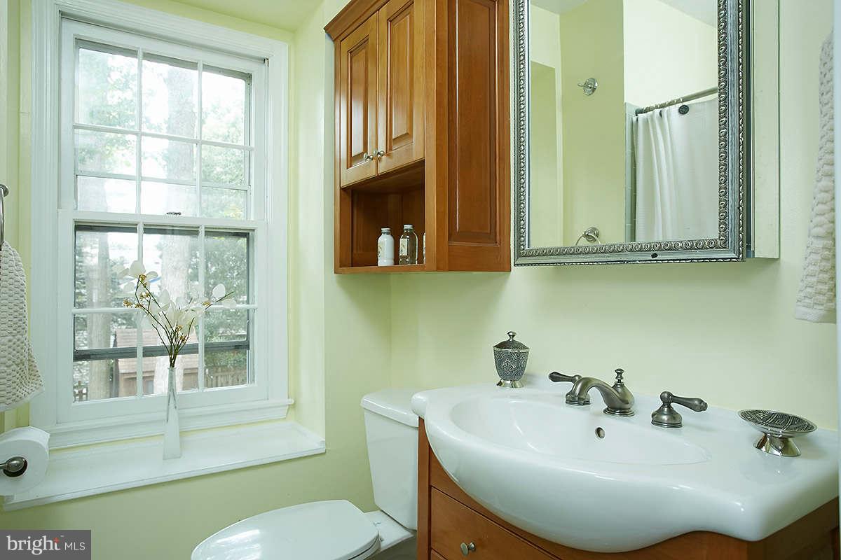 300 Summit Hall Road Gaithersburg, MD 20877 - Photo 20 of 28 Bath (Master)
