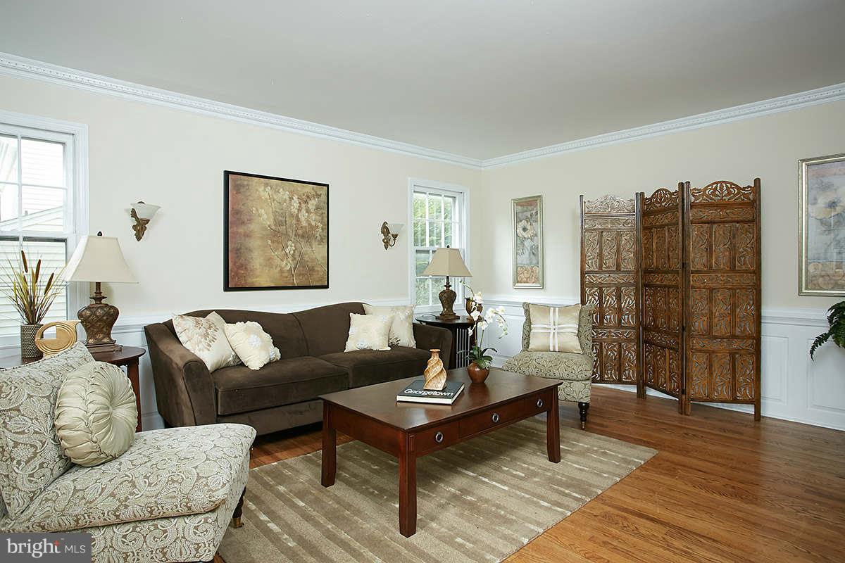 300 Summit Hall Road Gaithersburg, MD 20877 - Photo 7 of 28 Living Room 1