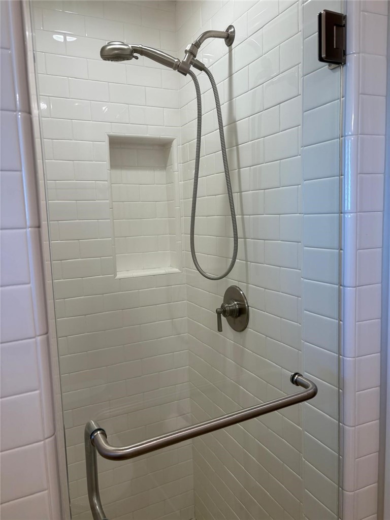 205 Pso De Suenos Redondo Beach, CA 90277 - Photo 32 of 34 a bathroom with a shower