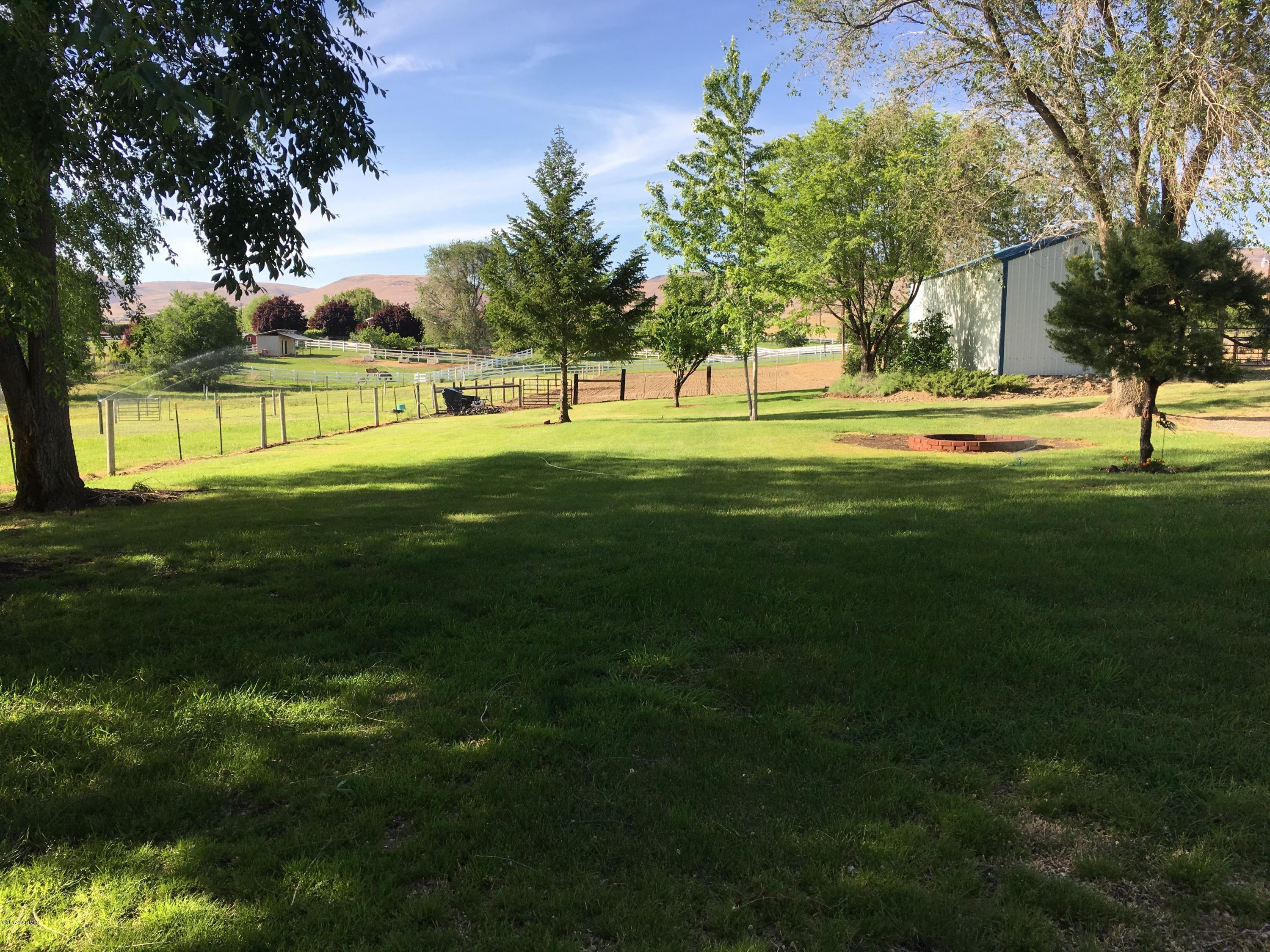 200 Coombs Road Moxee, WA 98936 - Photo 1 of 6 yard