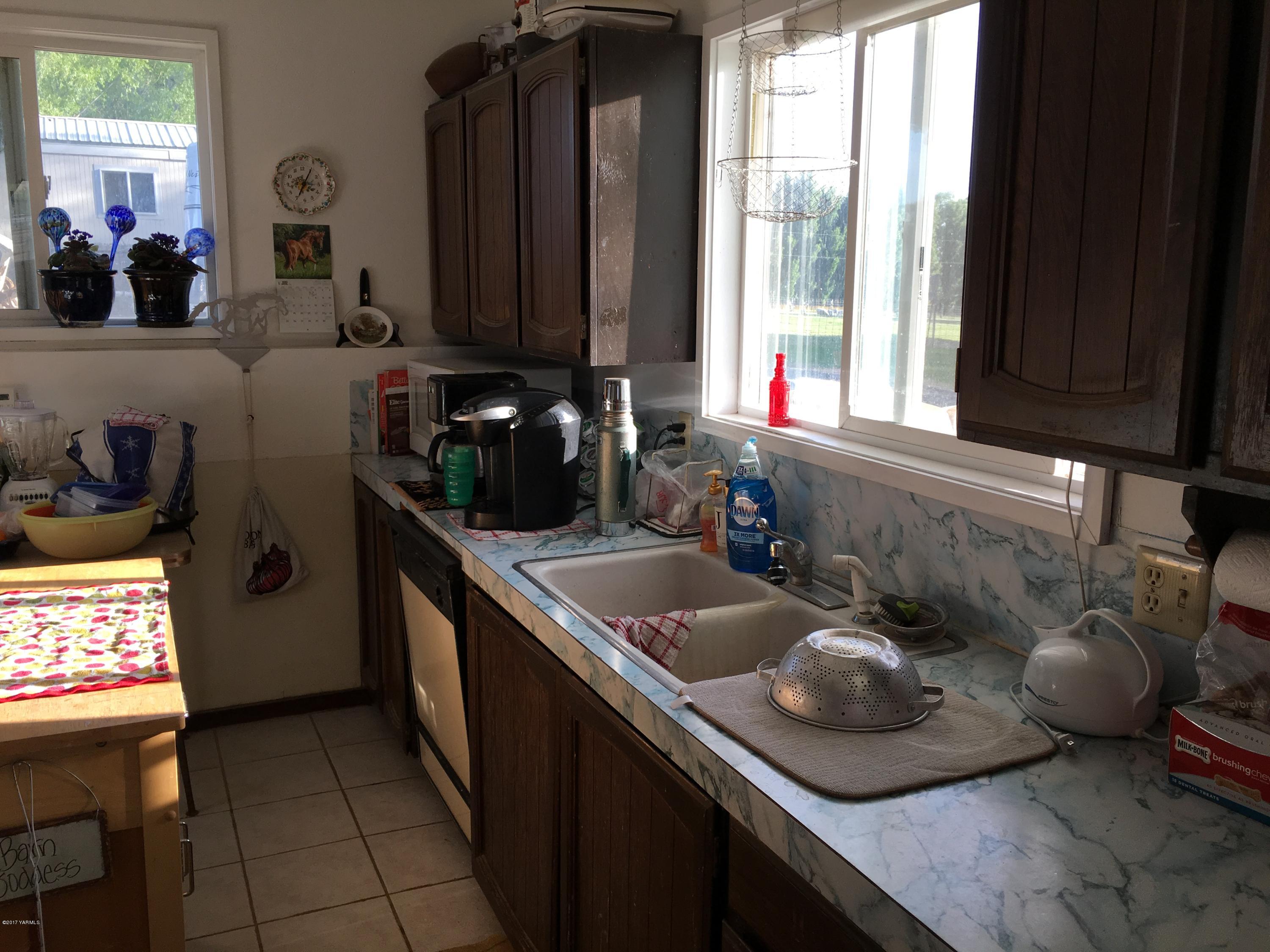 200 Coombs Road Moxee, WA 98936 - Photo 6 of 6 kitchen