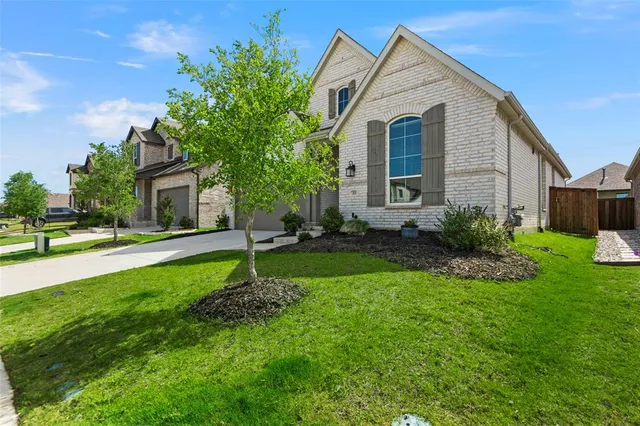 a view of a house with backyard and garden