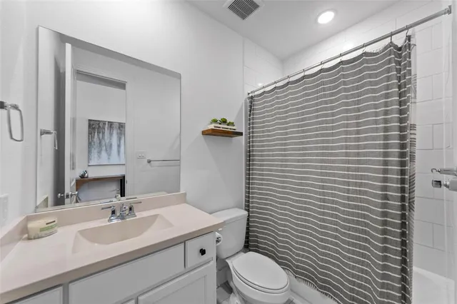 a view of an house with backyard