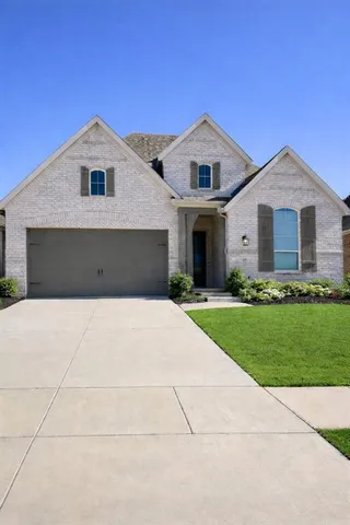 a view of an house with backyard