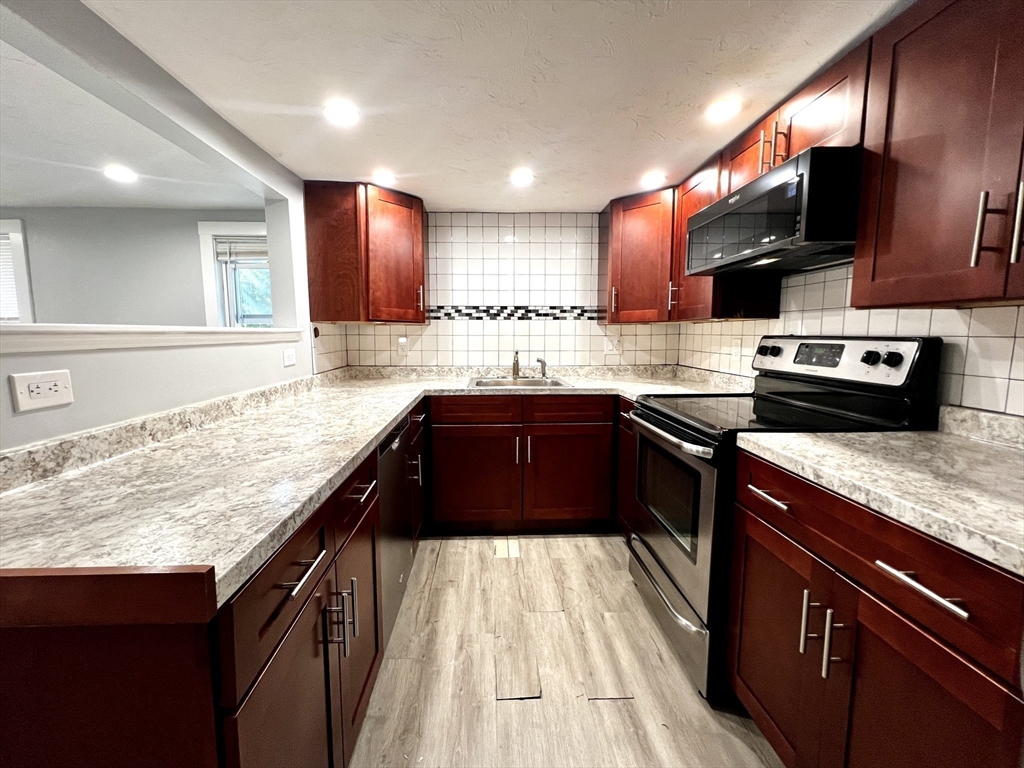 572 Main Street, Unit B Watertown, MA 02472 - Photo 3 of 20