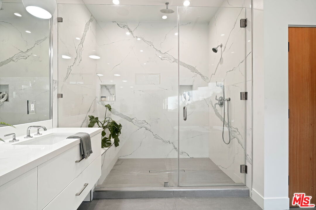 3056 Arrowhead Drive Los Angeles, CA 90068 - Photo 16 of 35 a bathroom with a tub a sink and mirror