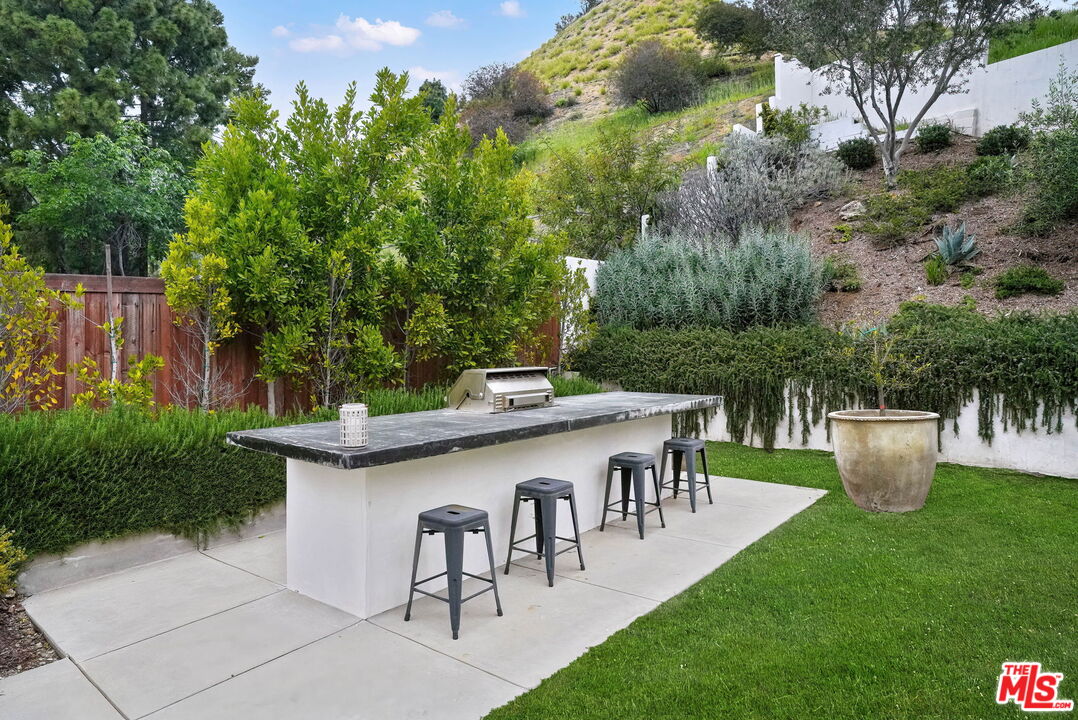 3056 Arrowhead Drive Los Angeles, CA 90068 - Photo 28 of 35 a view of a patio with table and chairs and potted plants