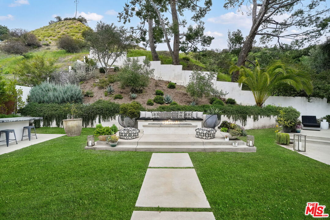 3056 Arrowhead Drive Los Angeles, CA 90068 - Photo 29 of 35 a view of a backyard with sitting area