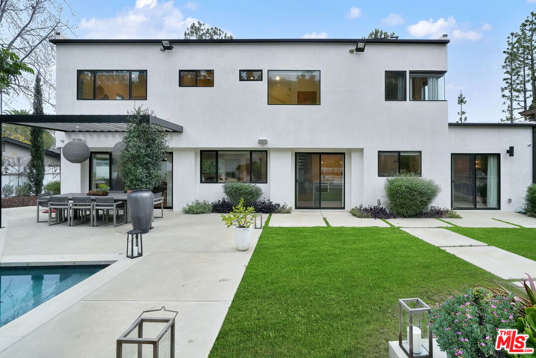 3056 Arrowhead Drive Los Angeles, CA 90068 - Photo 30 of 35 a view of a house with backyard and sitting area