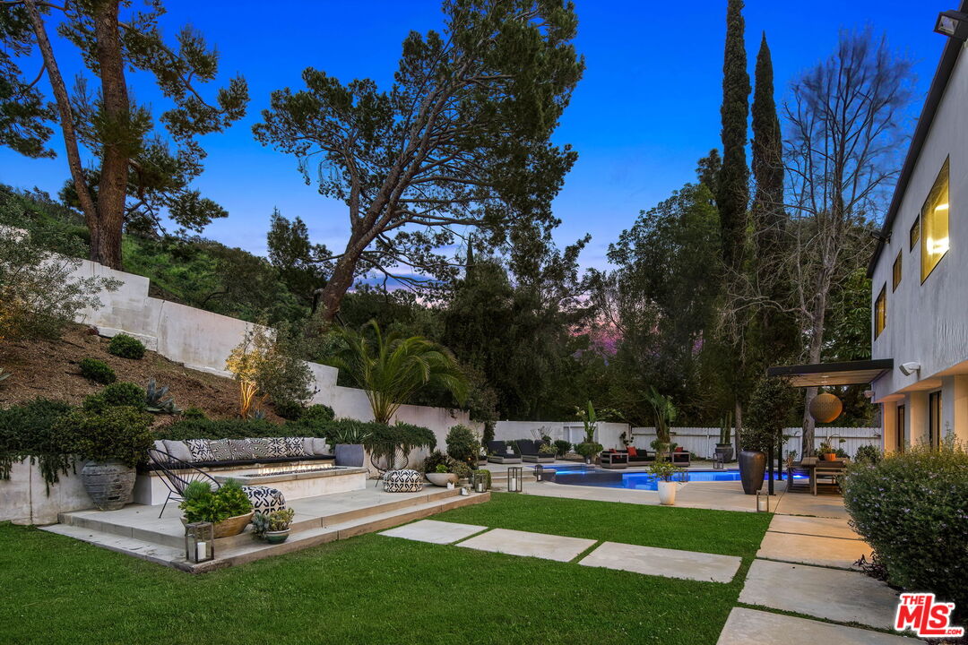 3056 Arrowhead Drive Los Angeles, CA 90068 - Photo 34 of 35 a view of a backyard with sitting area