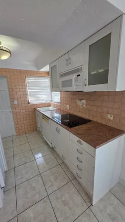 $1,800 | 2114 Biarritz Drive, Unit 2, Miami Beach, FL 33141