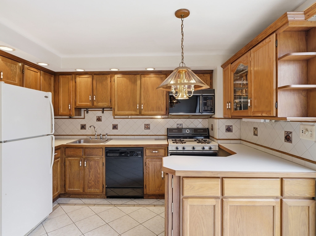 100 Roper Street, Unit D Lowell, MA 01852 - Photo 3 of 38
