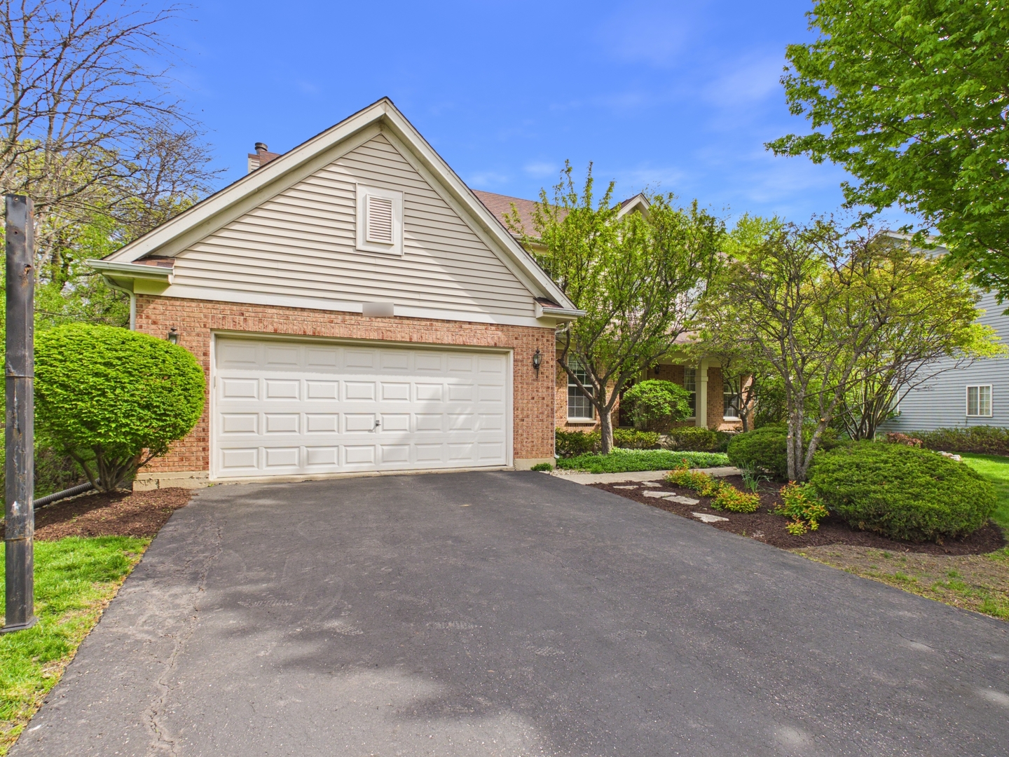7486 Abbey Road Gurnee, IL 60031 - Photo 2 of 35 a front view of a house with garden