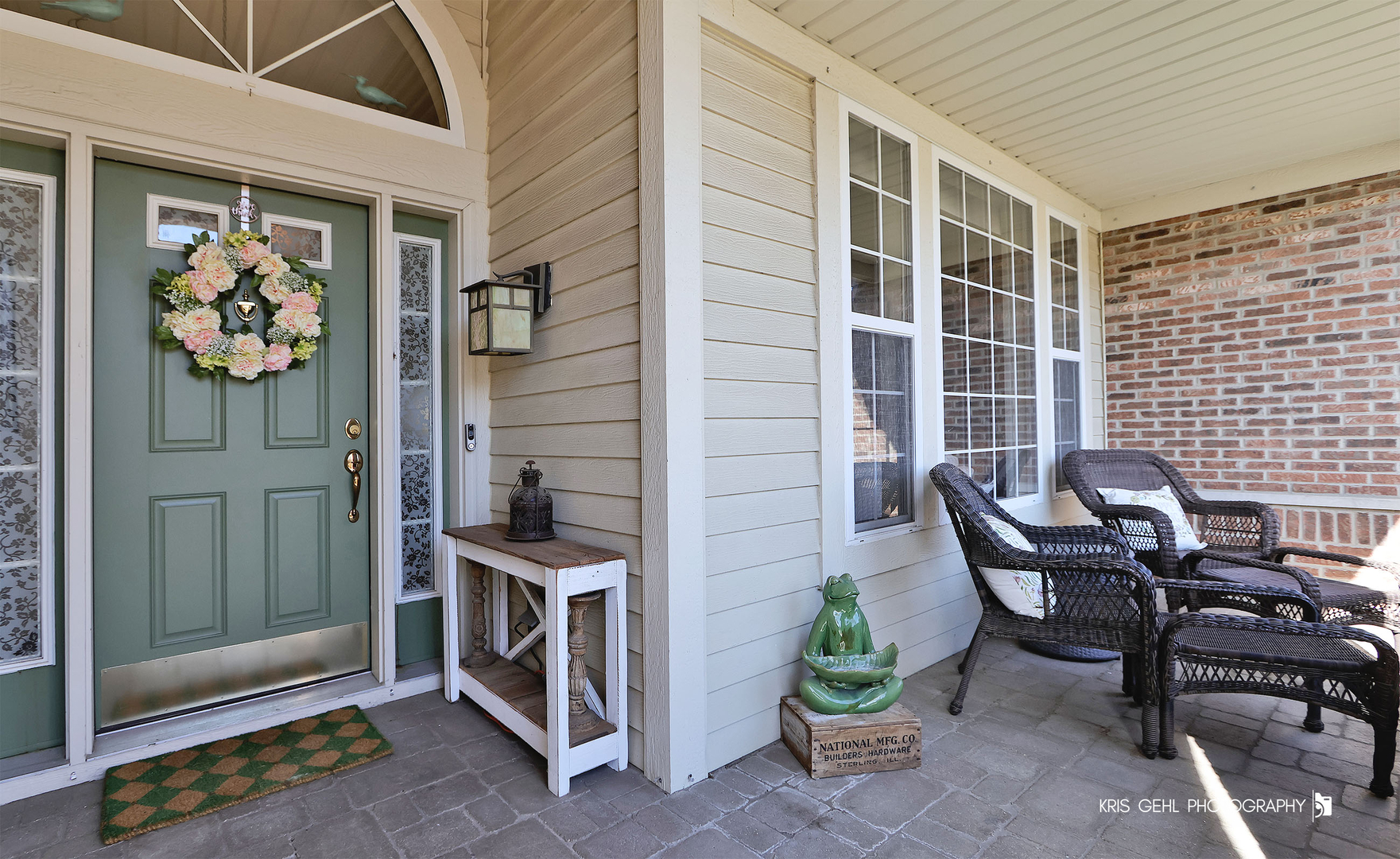317 Sterling Circle Cary, IL 60013 - Photo 2 of 47 a view of a livingroom with furniture and front door