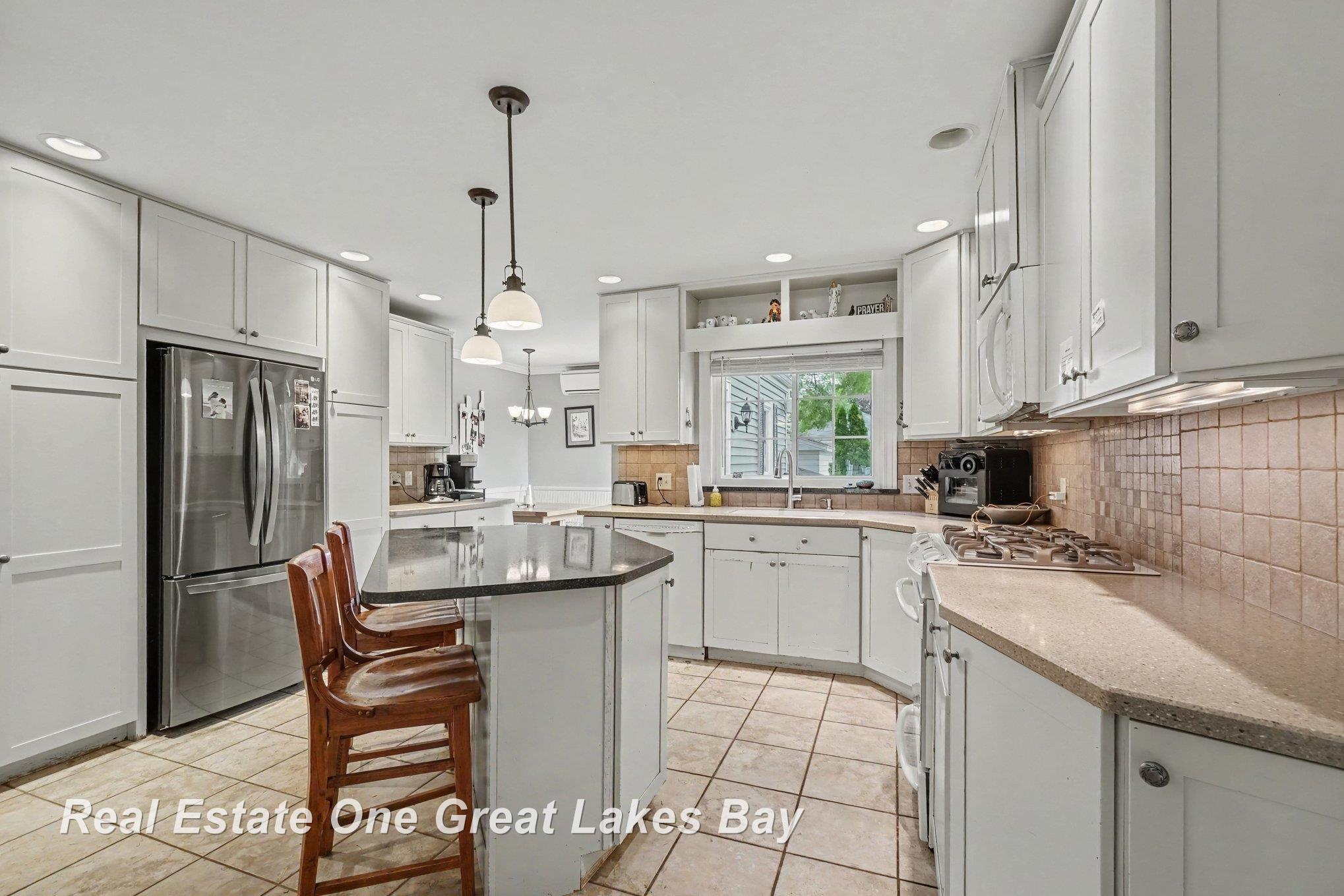 1510 Helen Street Bay City, MI 48708 - Photo 5 of 26 50213358-dc429ef5-6ede-4584-9d6d-dccb93813790.JPG