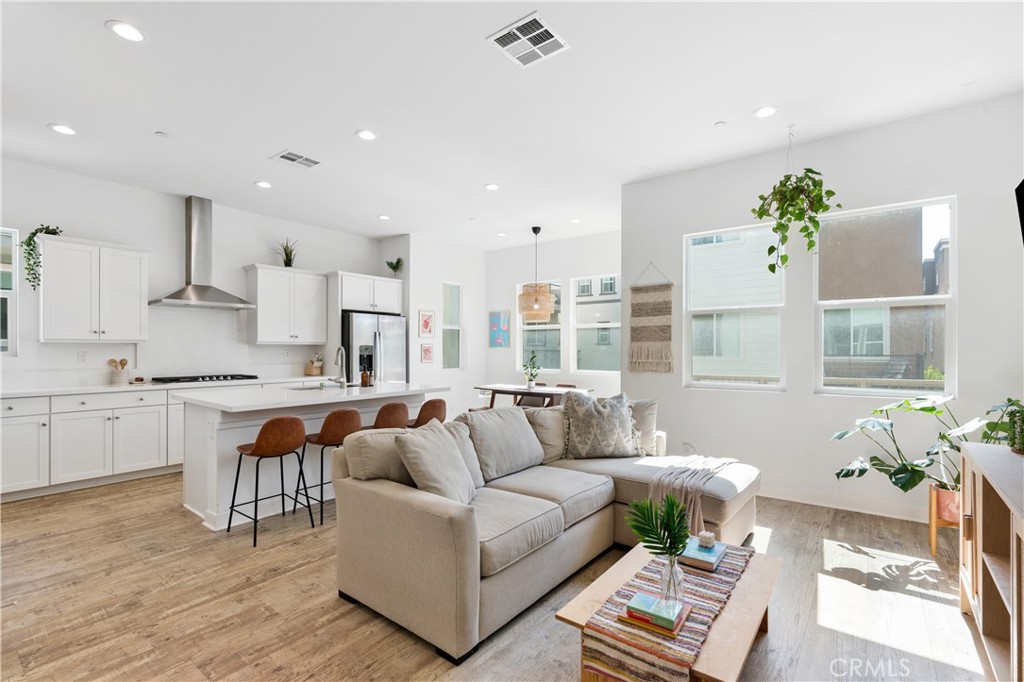 672 Daniel Freeman Circle Inglewood, CA 90301 - Photo 3 of 33