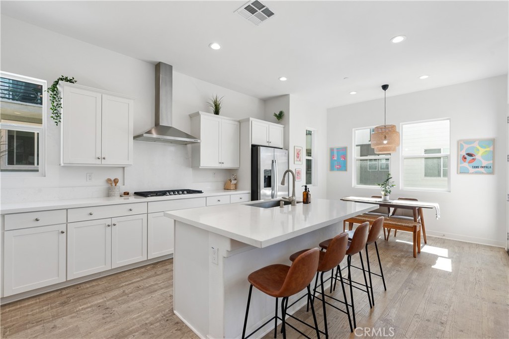 672 Daniel Freeman Circle Inglewood, CA 90301 - Photo 5 of 33