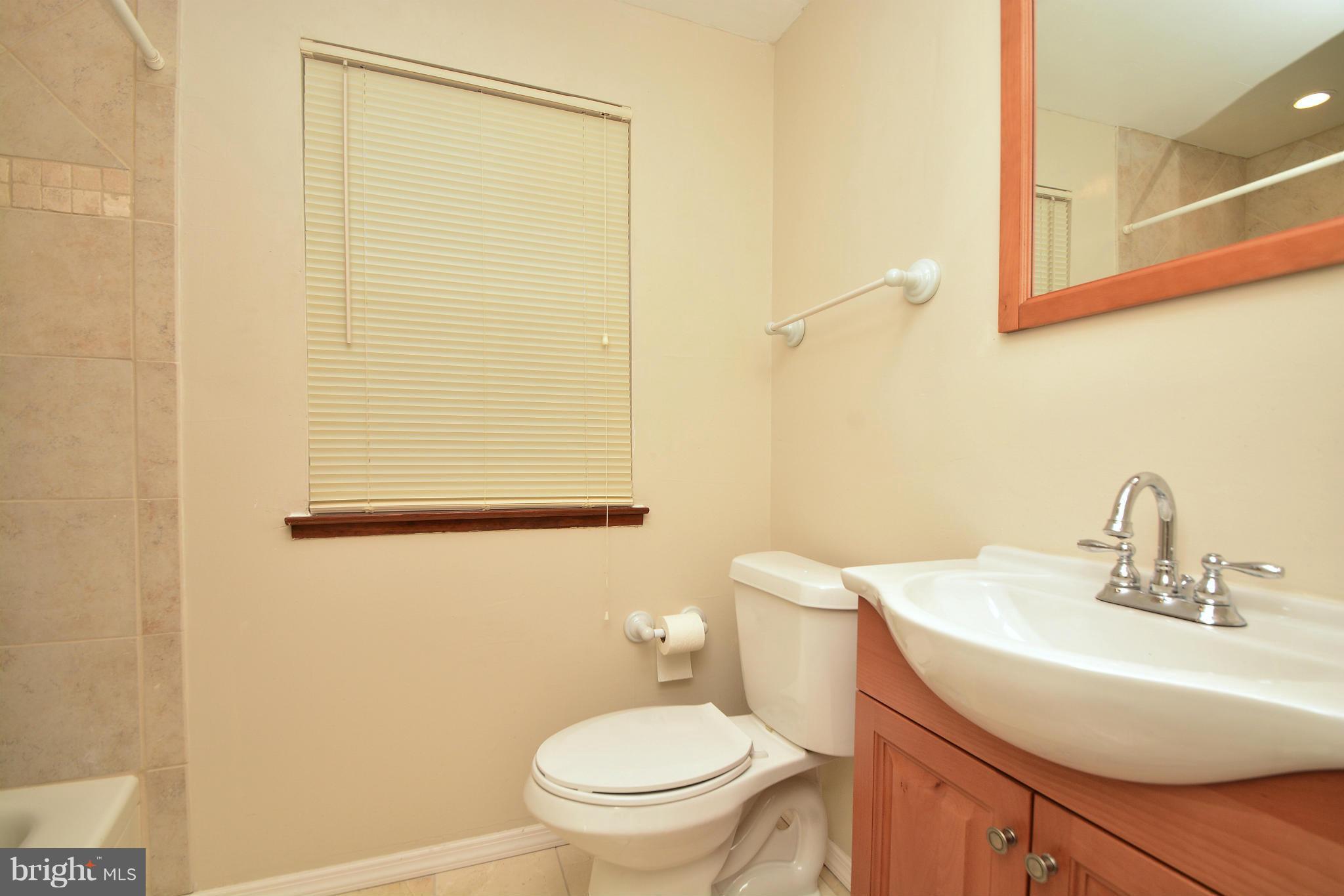 4857 Melbourne Road Baltimore, MD 21229 - Photo 20 of 27 Bath