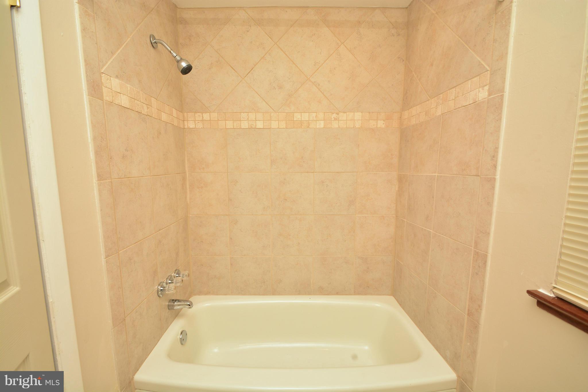 4857 Melbourne Road Baltimore, MD 21229 - Photo 21 of 27 Bath