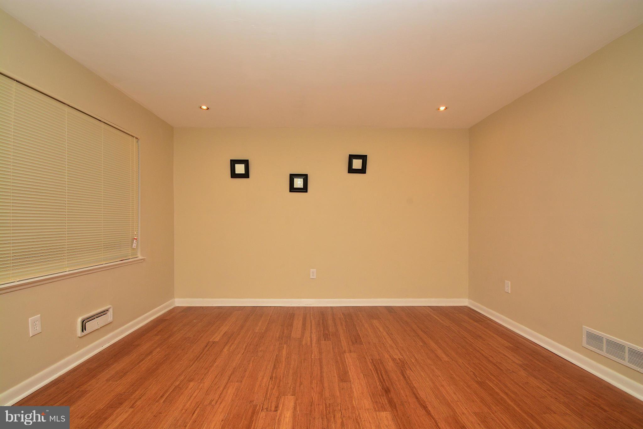 4857 Melbourne Road Baltimore, MD 21229 - Photo 10 of 27 Living Room