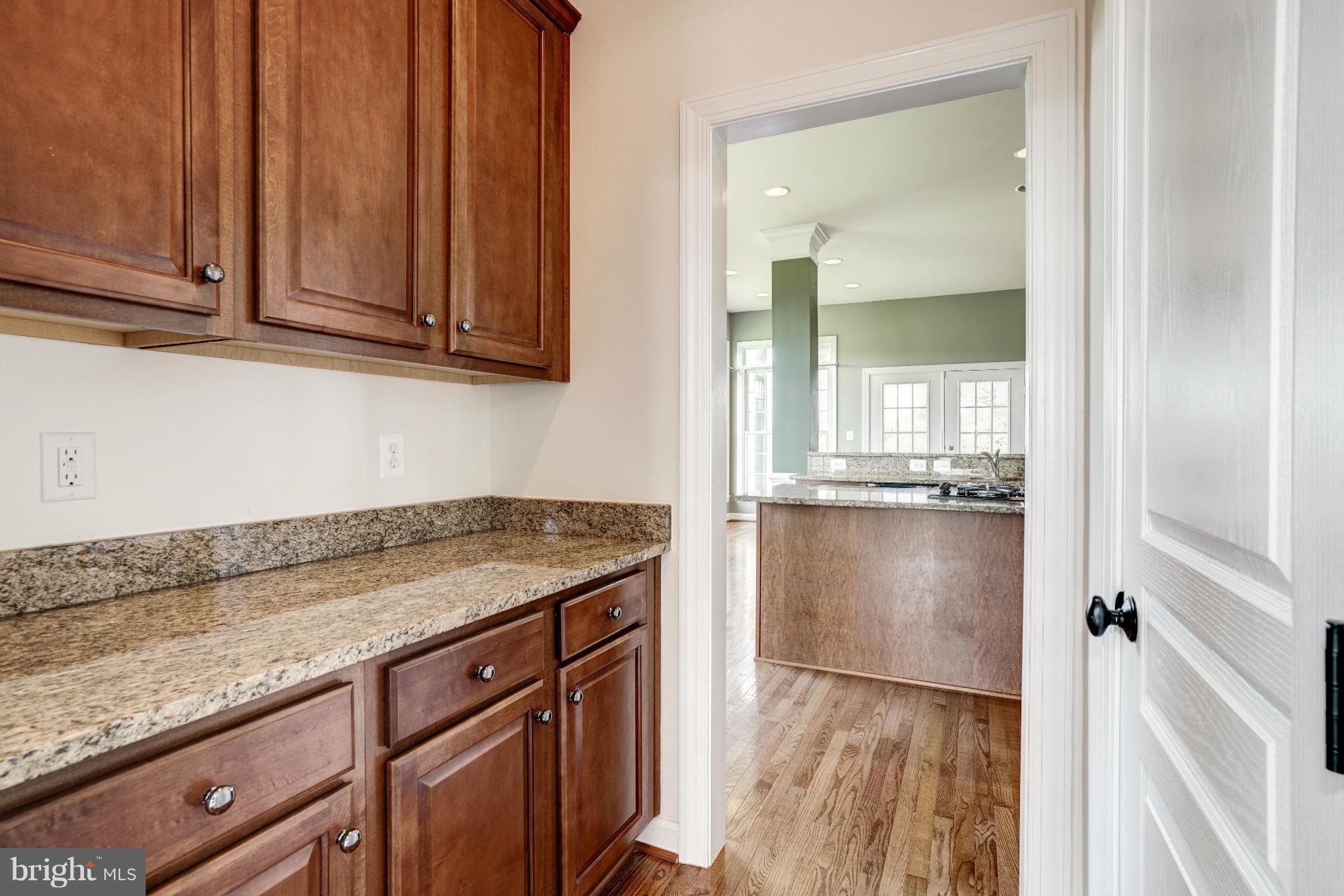 19574 Rothbury Lane Leesburg, VA 20175 - Photo 13 of 30 Butler's Pantry
